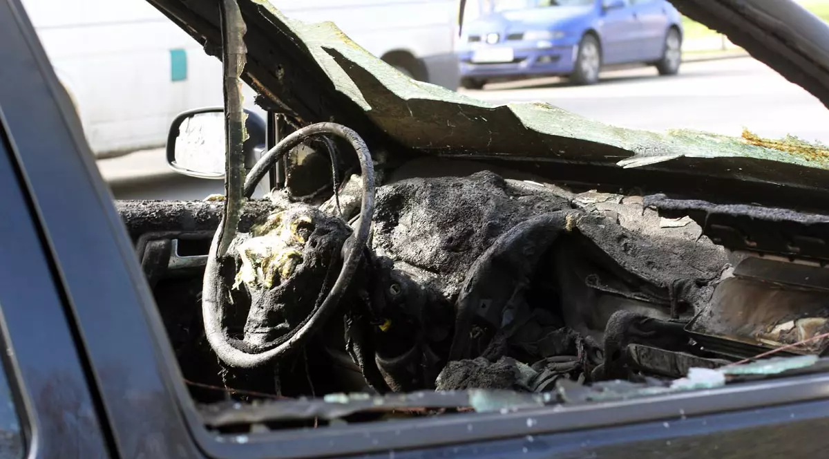 Un șofer beat care a făcut un accident în Neamț a vrut să fugă, dar i-a luat foc mașina