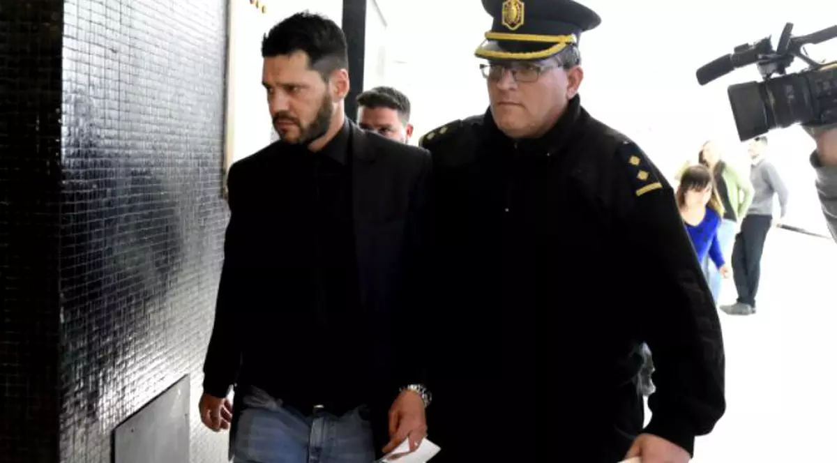 Fratele lui Lionel Messi, condamnat pentru port ilegal de armă. Matias Messi, cu barbă, escortat de un polițist