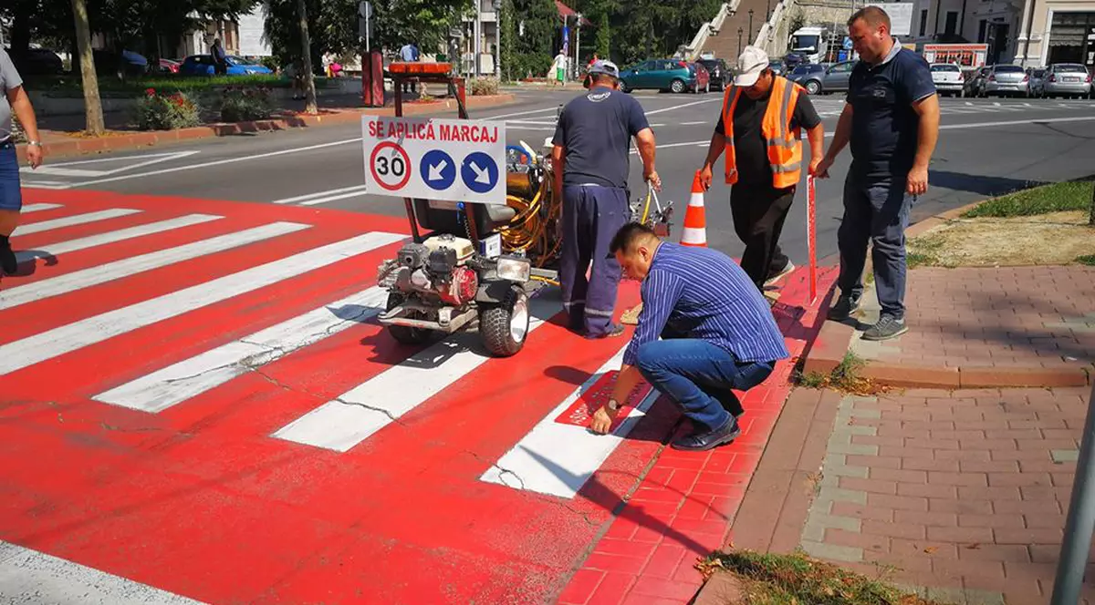 Mesajele de pe trecerile pentru pietoni au apărut în Piatra-Neamț. „Scoate căștile!”, „Nu folosi telefonul!”