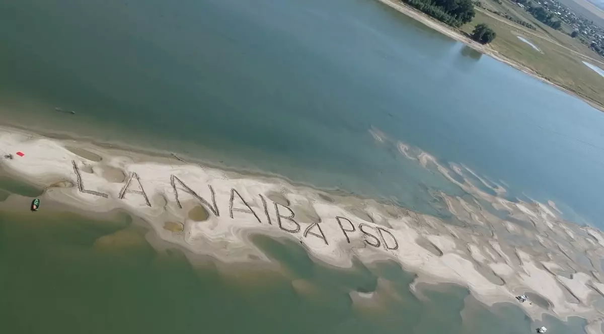 Mesajul „La naiba, PSD”, scris pe o insulă formată pe Dunăre, la Galați