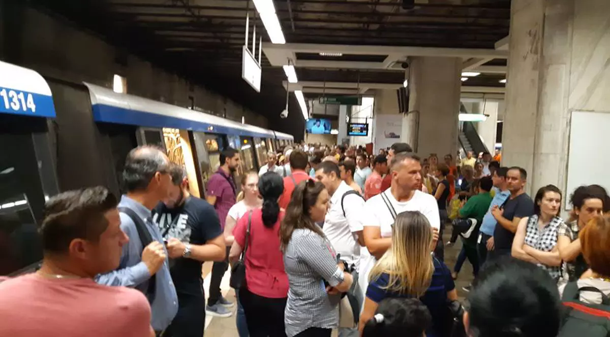 Incident la stația de metrou Unirii 2. Călători panicați, pe peronul stației de metrou Piața Unirii 2