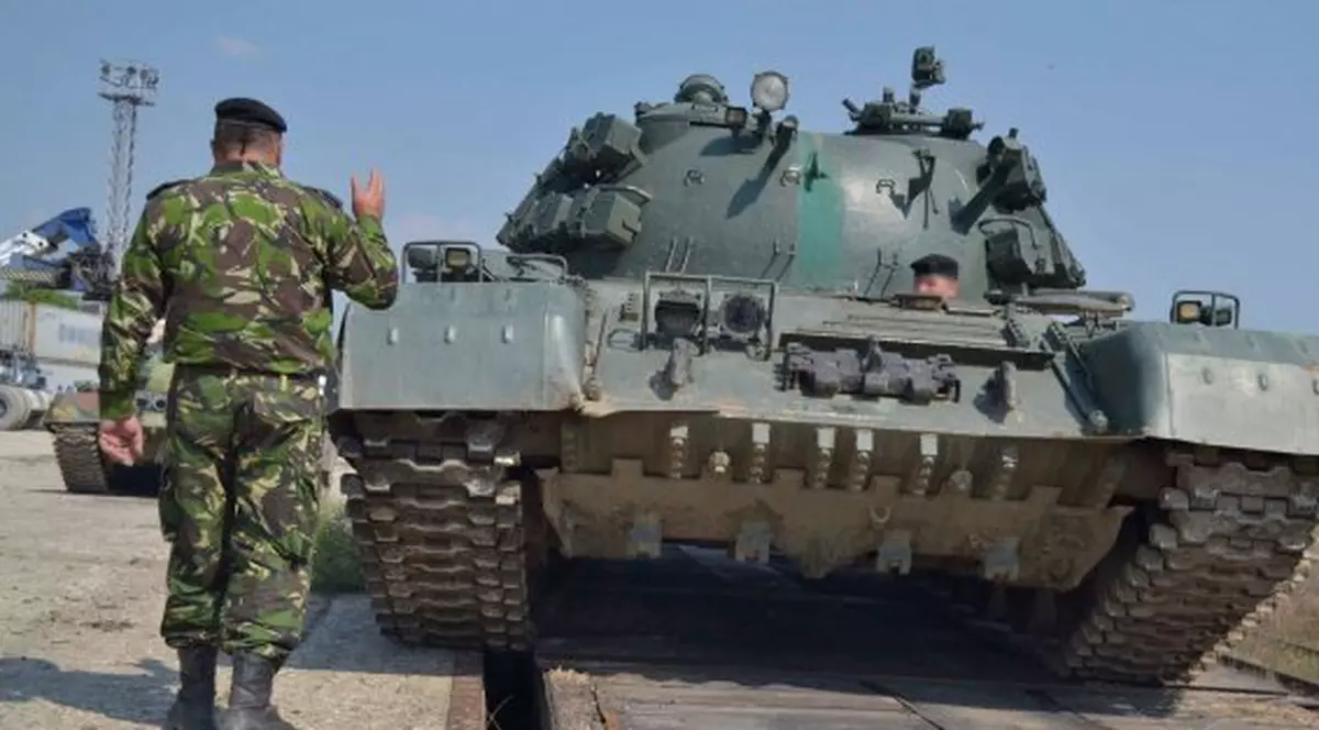 Românii din diaspora trebuie să vină în țară, în caz de război. Un tanc, în prim-plan