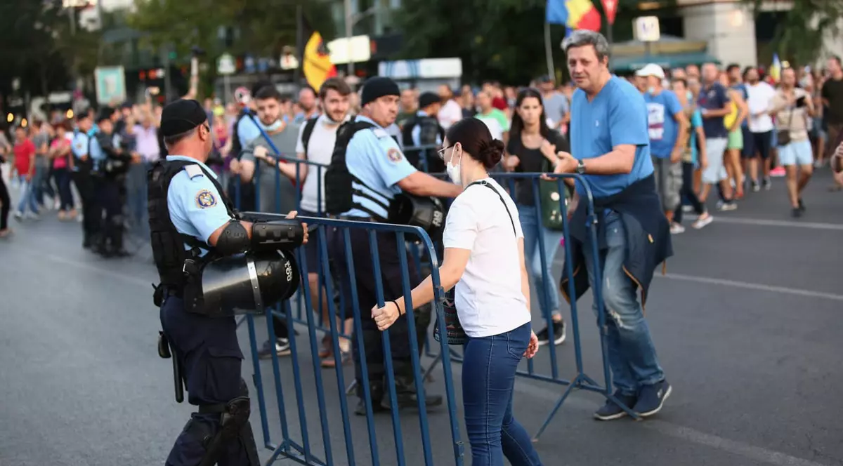 VIDEO/ Discuție între un jandarm și protestatari despre intervenția violentă de vineri seară