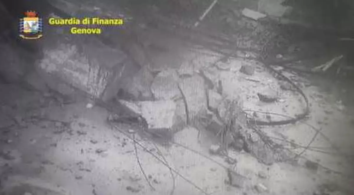 VIDEO / Imagini nemaivăzute cu momentul în care podul din Genova se prăbușește