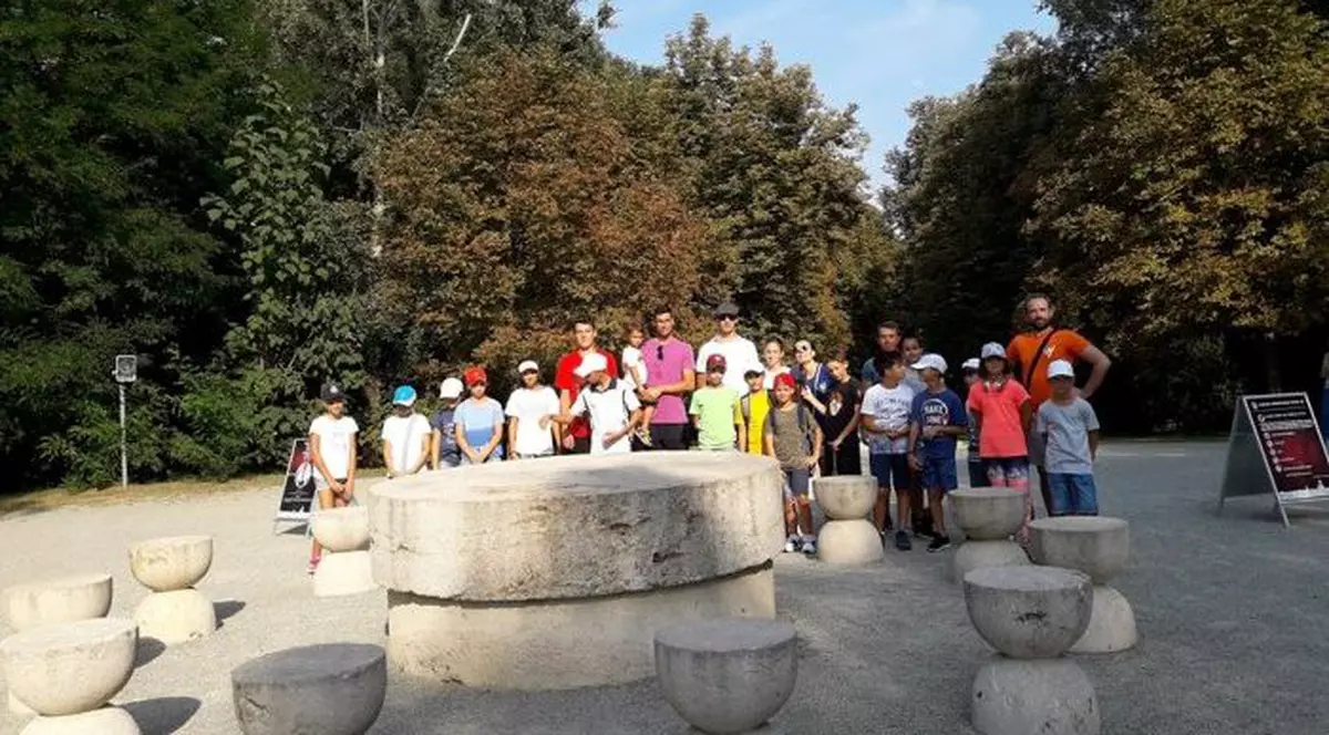 Hănescu şi jucătorii de la “Train Like a Pro” au vizitat ansamblul Brâncuşi