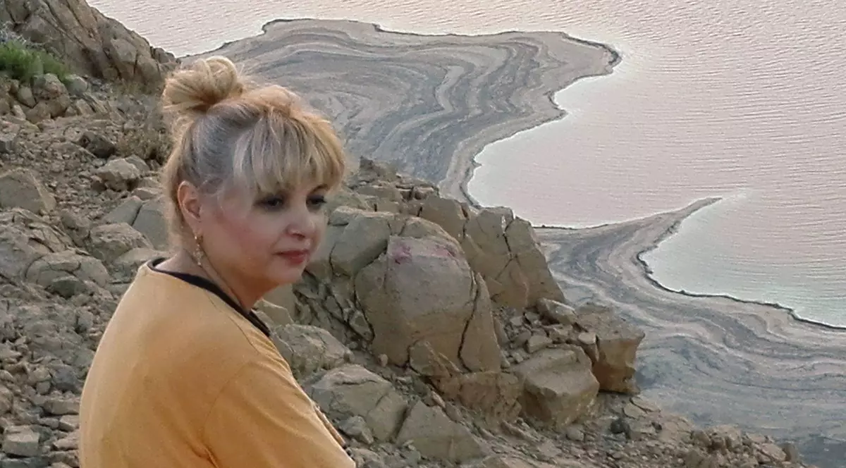 Ce a făcut actrița Nuami Dinescu duminică seara în Piața Victoriei. "M-am uitat în ochii lui până ni s-au umplut ochii de lacrimi