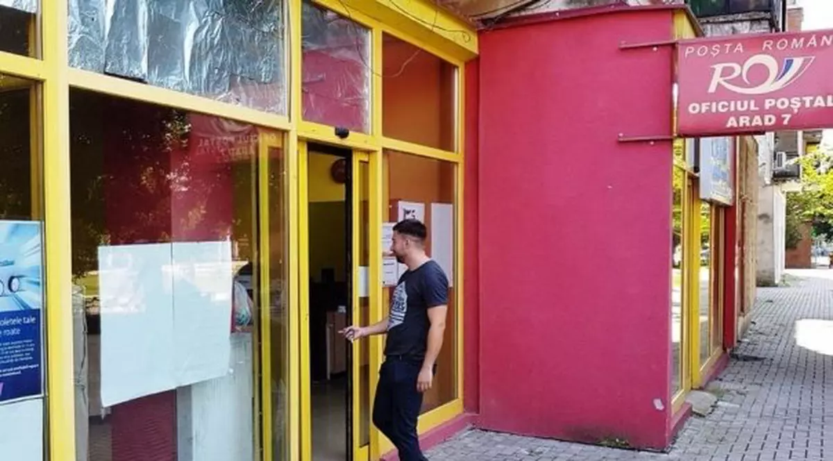 Oficiu poștal din Arad, spart a doua oară. Hoții au luat colete cu produse comandate de pe internet
