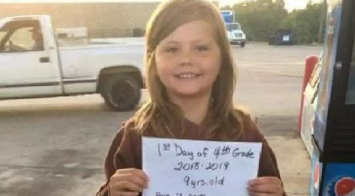 VIDEO | Poza înfiorătoare cu o fetiță care urma să înceapă clasa a 4-a. Peste 10 minute de la realizarea imaginii a murit într-un accident