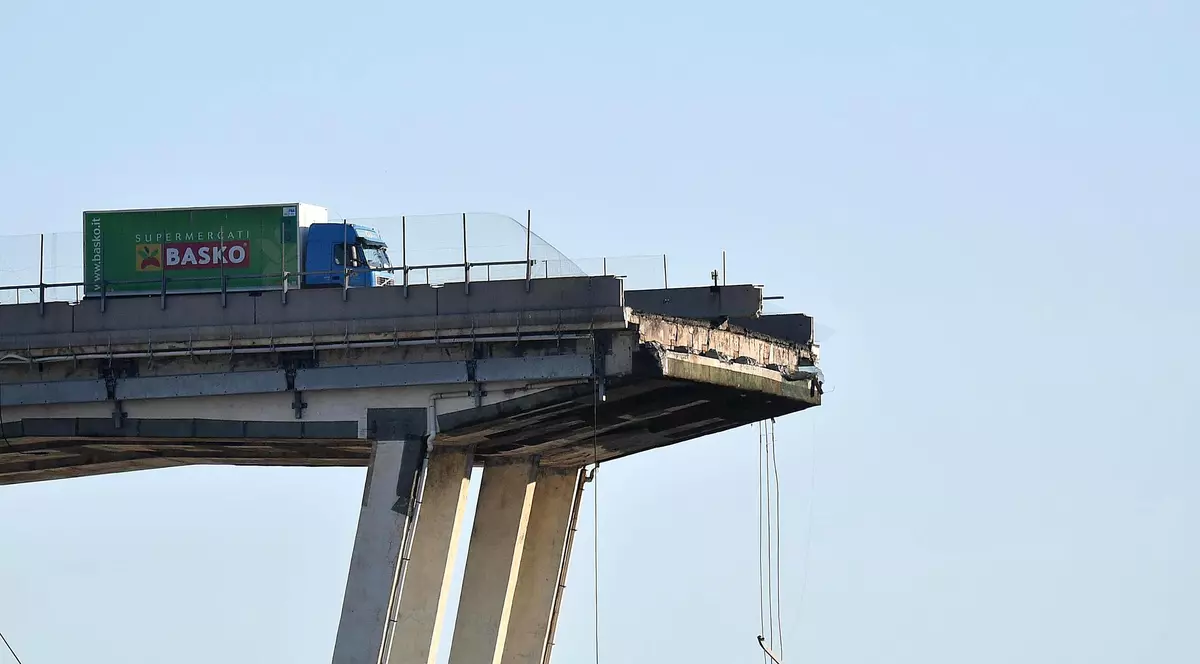 Bulgaria își repară podurile, după tragedia de la Genova. Podul prăbușit la Genova. Un camion s-a oprit cu puțin înainte să cadă în gol
