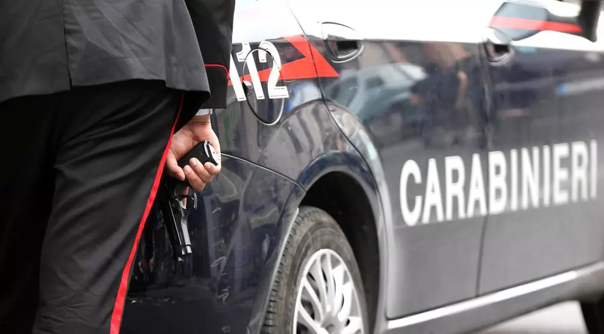 O bătrână din Italia a stat 20 de ore lângă cadavrul îngrijitoarei sale. Imagine cu polițiștii din Italia lângă o mașină