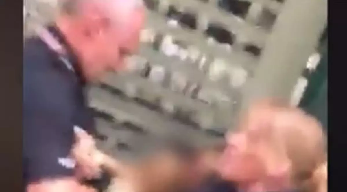 Un polițist a fost filmat în timp ce lovea o fetiță de 14 ani