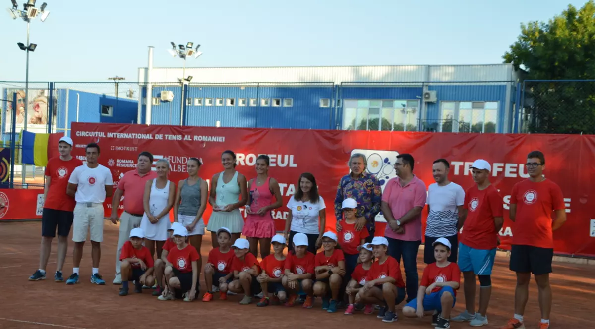 Ilie Năstase a premiat campioanele în proba de dublu a turneului ITF de la Arad care îi poartă numele / GALERIE FOTO