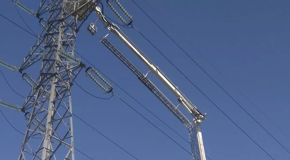 FOTO: Protest al unui cioban din Vaslui în vârful unui stâlp de înaltă tensiune. Bărbatul reclama, la 30 de metri înălțime, că nu și-a primit salariul