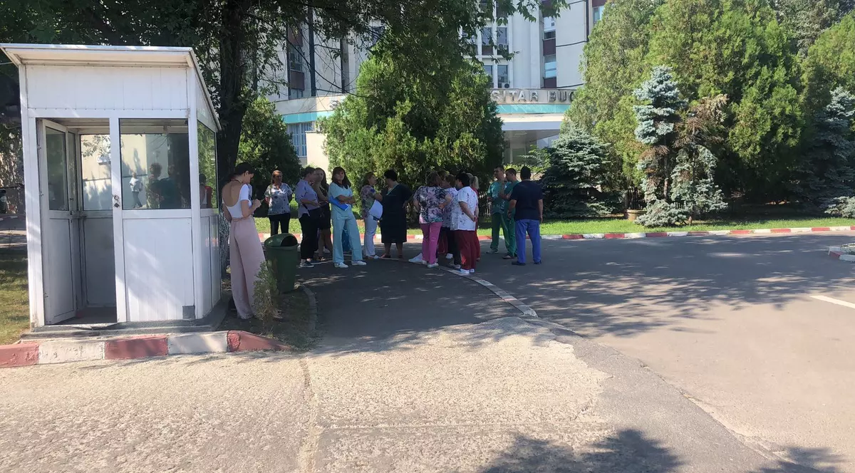 Cativa angajati SUUB protesteaza