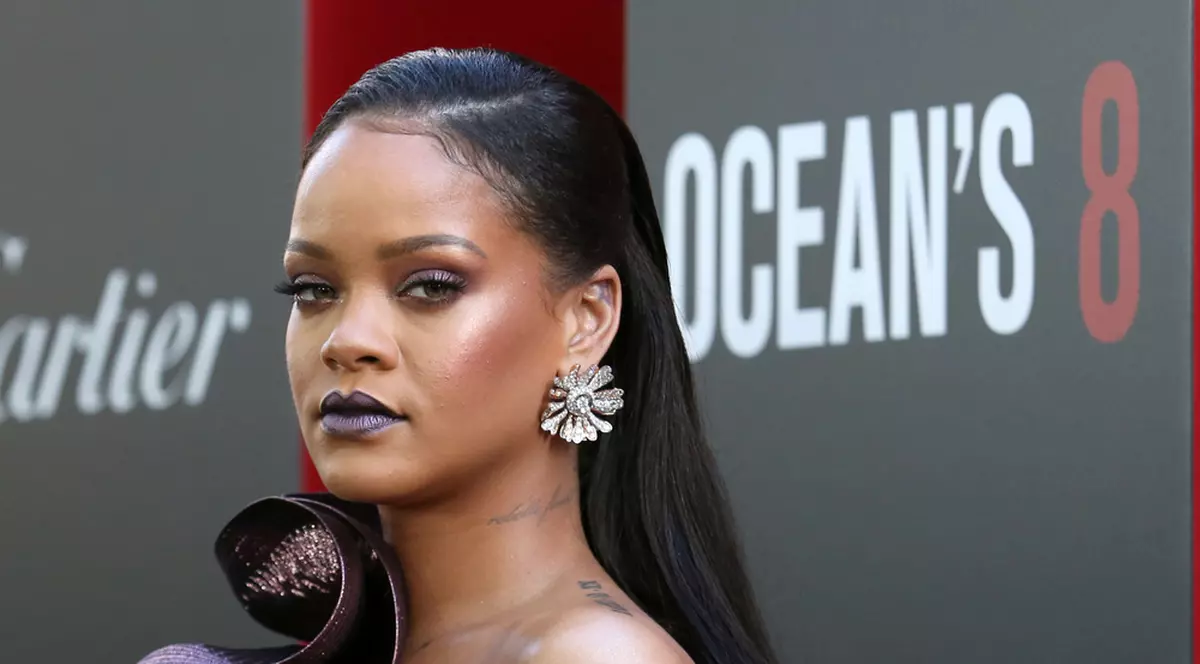 Rihanna încinge internetul cu un clip în care spală pe jos