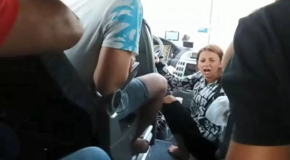 Șoferul unui autocar care se întorcea din Italia către România a jignit și amenințat pasagerii |VIDEO