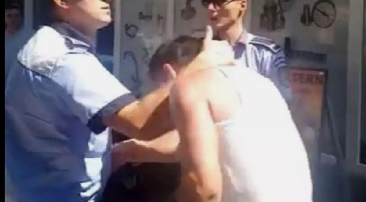 Un bărbat amenință polițiștii că le va da „somn” dacă nu-i dau buletinul înapoi