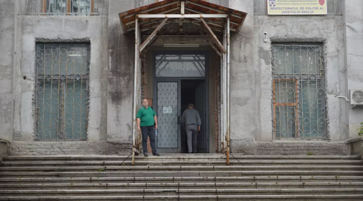 Un tânăr a intrat cu grenada în mână în sediul Poliției Județene Vaslui