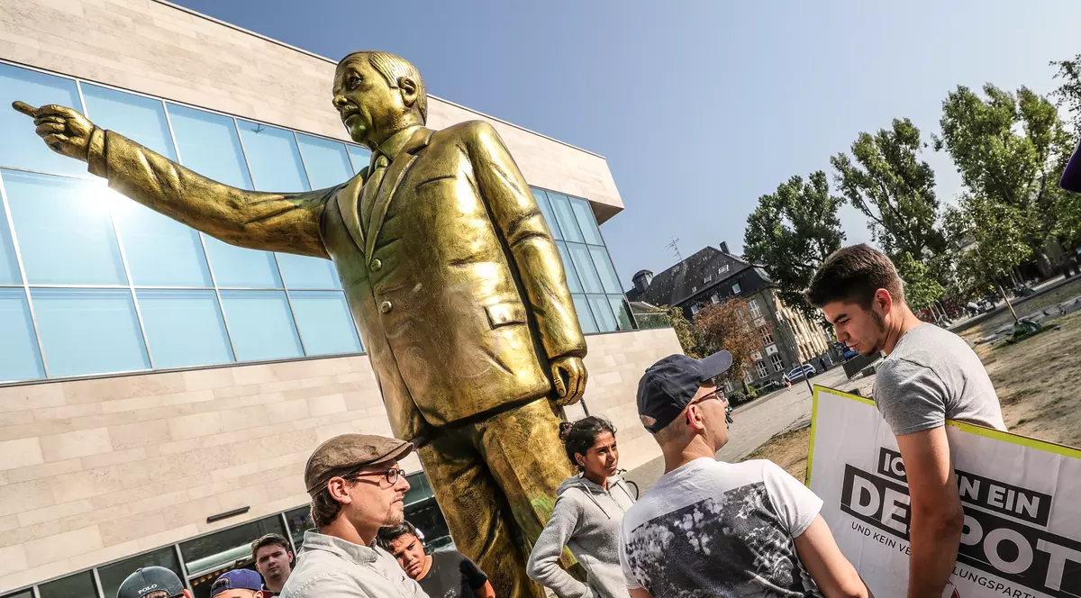 Scandal după ce statuia din aur a lui Erdogan a fost îndepărtată