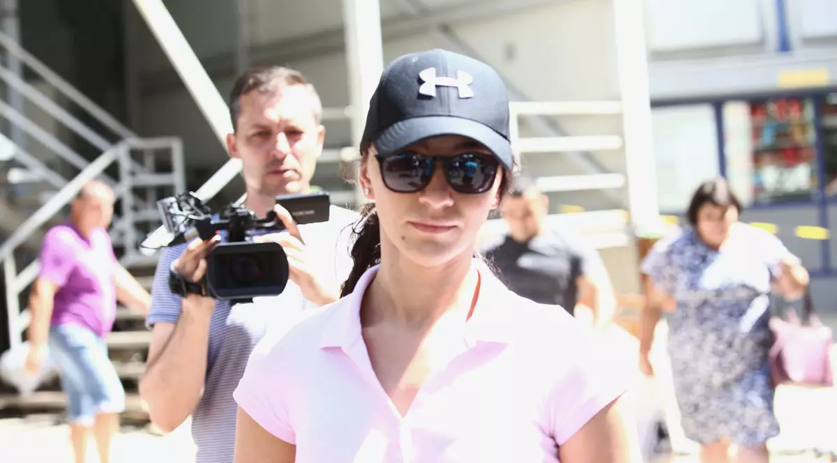 FOTO / Jandarmerița bătută la protestele din Piața Victoriei a fost externată. Ștefania, pas alergător spre mașină