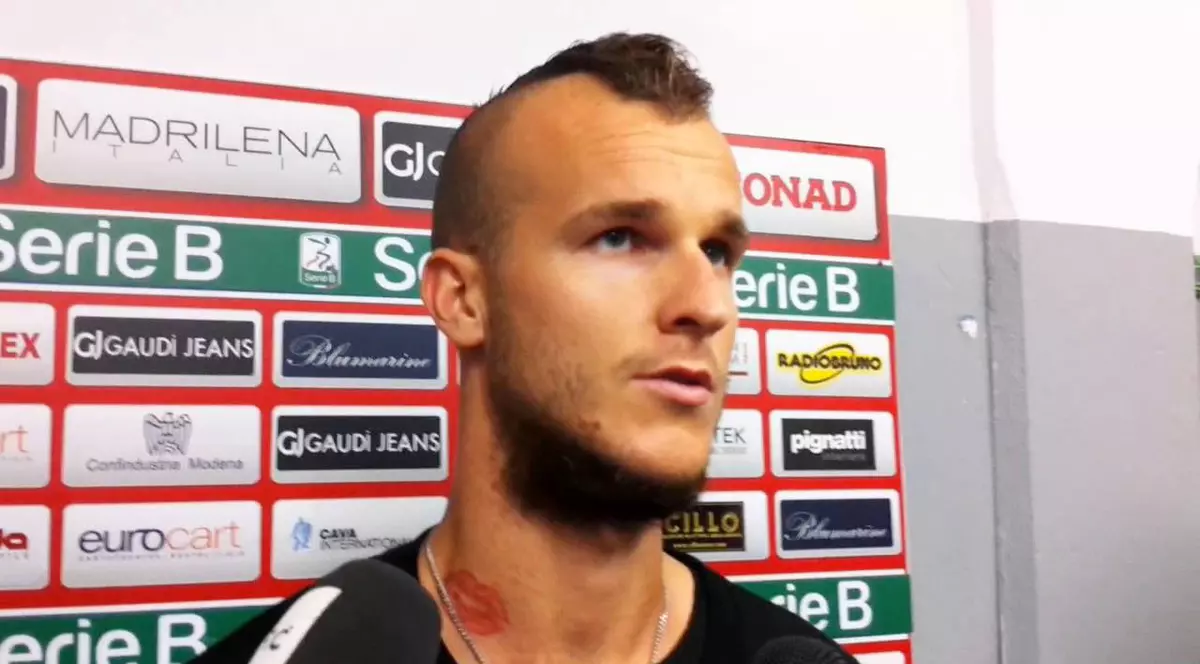 Campioana CFR Cluj îi transferă pe fundașii Bellusci și Struna. Aljaz Struna are 1,89 metri