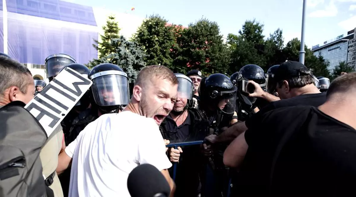 Succesiunea violențelor din Piața Victoriei de pe 10 august. Imagine cu jandarmii care imobilizează un protestatar