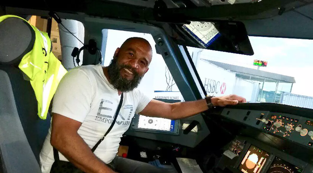 Un fost boxer a devenit erou după ce a oprit deturnarea unui avion în aer