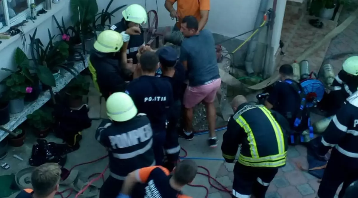 Trei persoane sunt blocate într-o fântână din județul Timiș