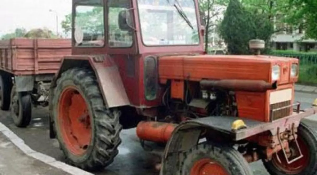 O fetiță de doi ani a murit călcată de tractor, în Neamț. A fost prinsă sub remorcă