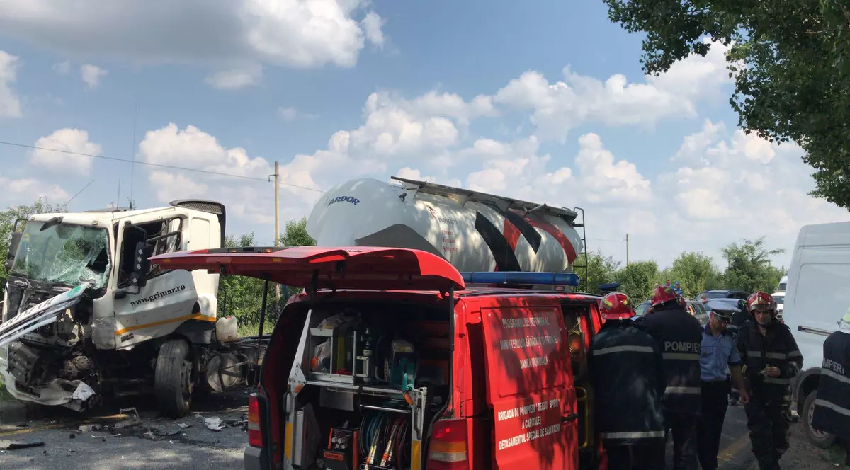 Trafic blocat pe șoseaua de centură din București din cauza unui accident produs marți în zona Măgurele. O autoutilitară și un camion s-au ciocnit violent. La fața locului Inspectoratul pentru Situații de Urgență București-Ilfov (ISUBIF) intervine pentru descarcerarea unei persoane.