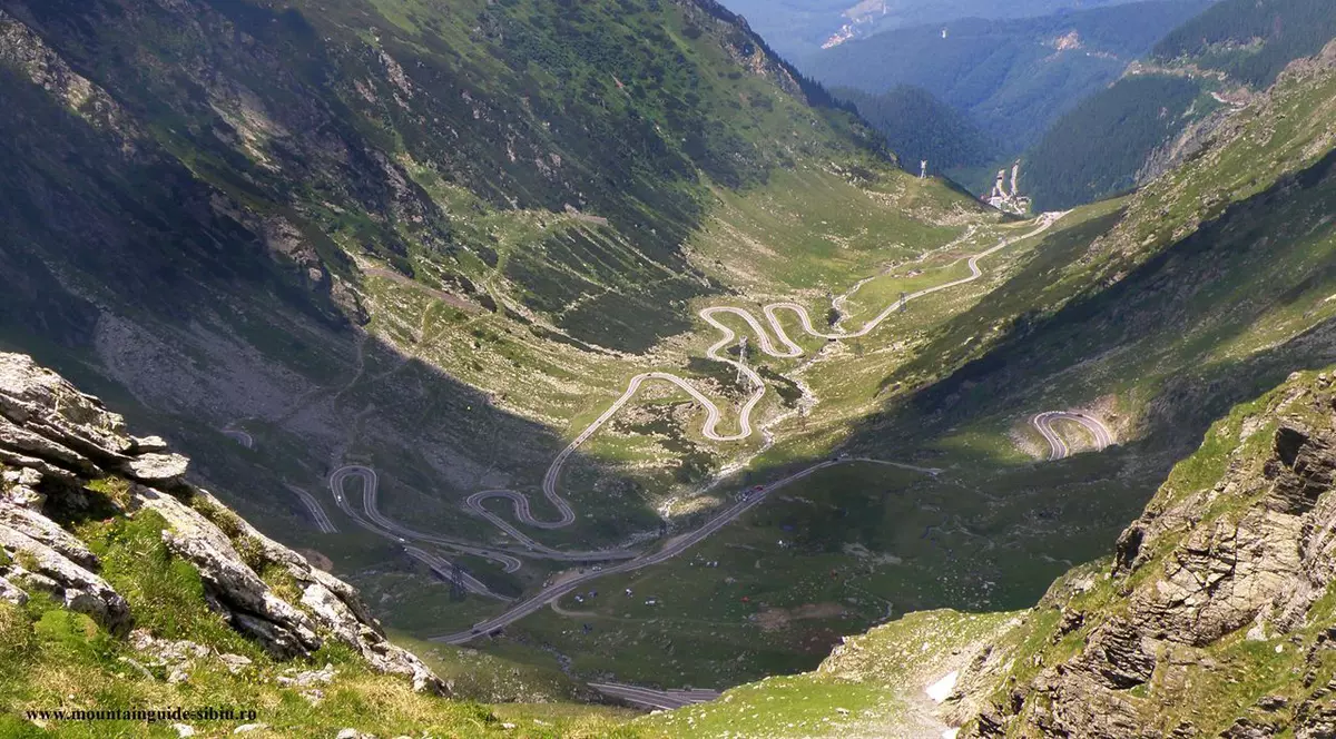 O stâncă de 10 tone va fi detonată de pompieri, pe Transfăgărășan. Circulația va fi oprită luni dimineață