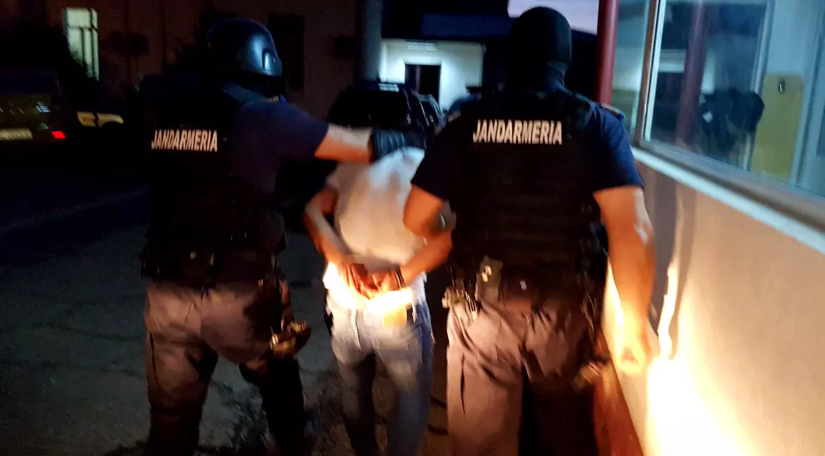 Un tânăr ar fi fost bătut de un jandarm din Vaslui. Bărbatul a fost operat la spital