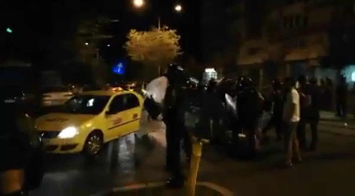 Un taximetrist ar fi fost bătut de jandarmi, după mitingul diasporei. Scena a fost filmată