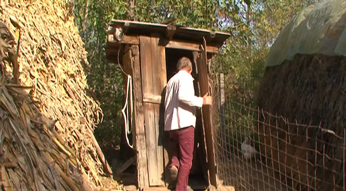 Ce a pățit o bătrână din Ialomița care a căzut în latrina din curtea casei. Femeia a fost găsită în viață, după o zi