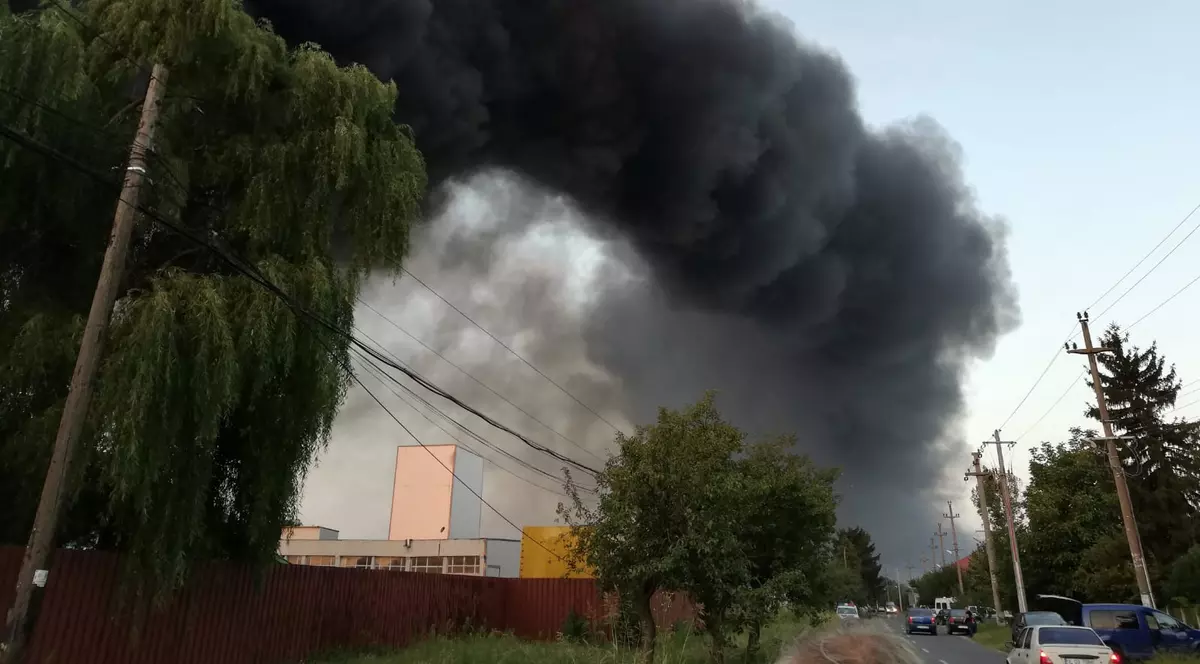 VIDEO / Incendiul de la o fabrică de mase plastice din Fierbinți-Târg a fost stins. Un pompier a fost rănit
