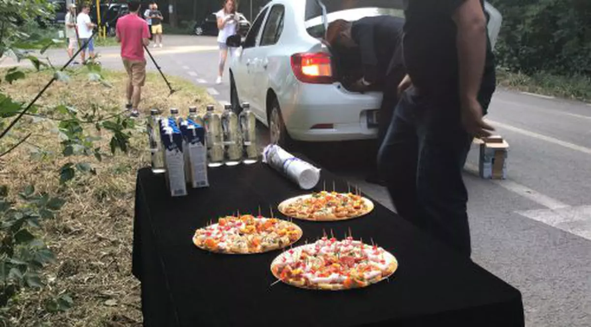 Masa de pe marginea drumului