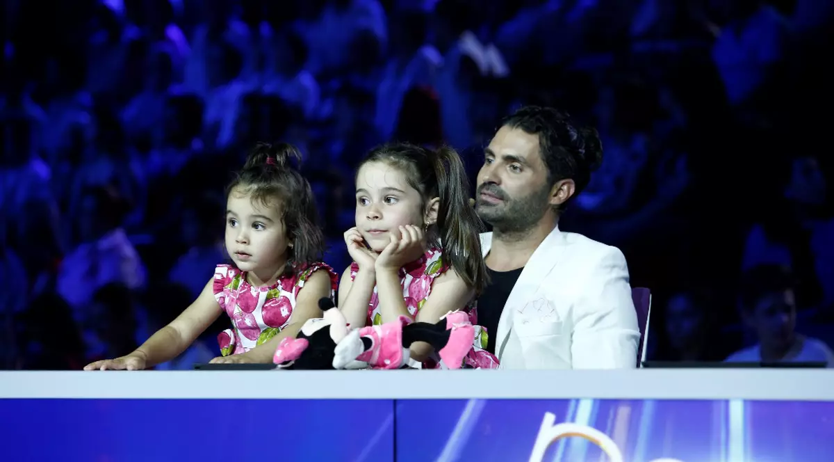 Pepe, sărbătorit pe platourile de filmare, la “Next Star”. Maria și Rosa i-au făcut o surpriză tatălui lor, la aniversarea zilei de naștere | FOTO