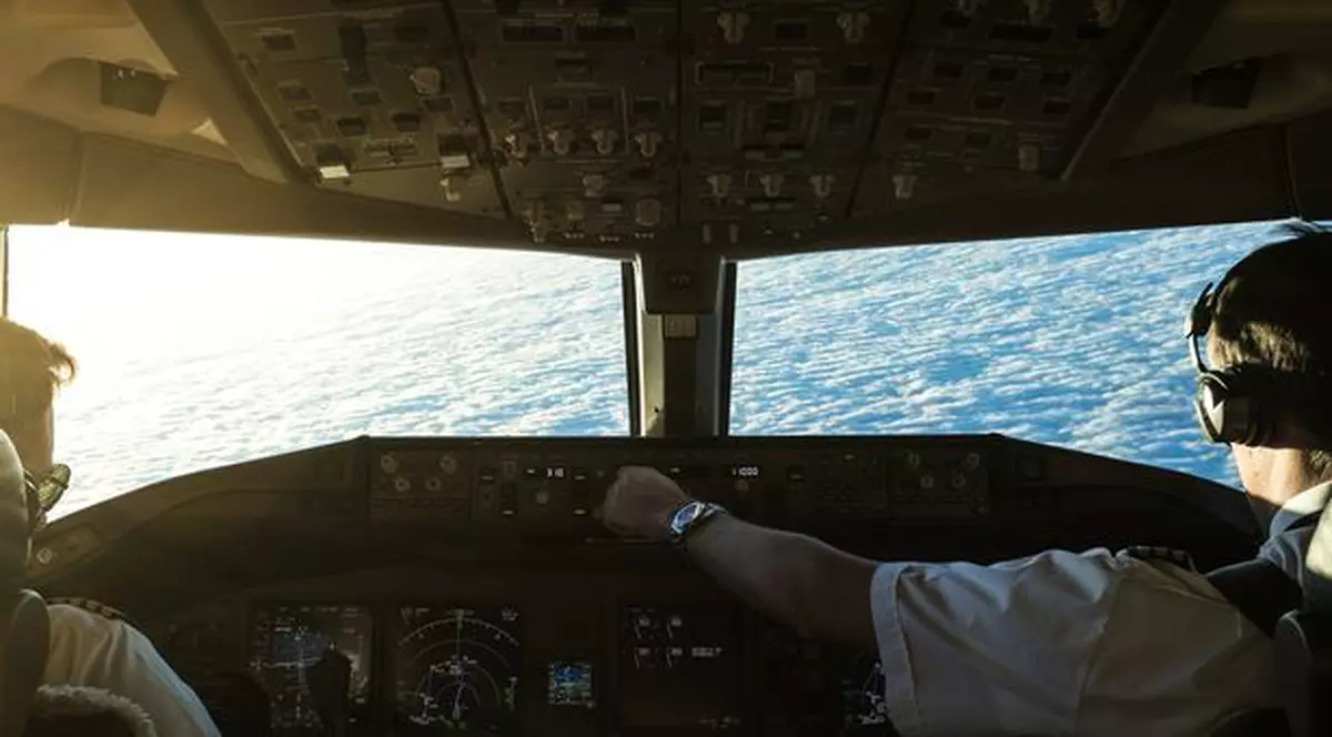Pasagerii unui avion din New Jersey, șocați după ce un pilot și-a scos uniforma, în timpul zborului, și a plecat să doarmă