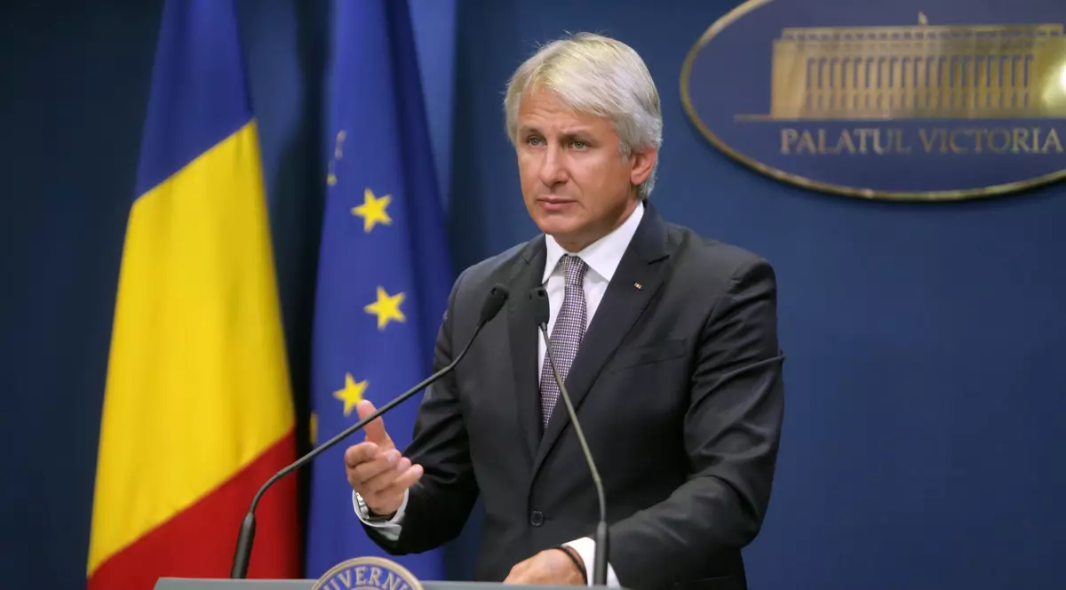Ministerul Finanțelor anunță reducerea TVA la produsele bio și tradiționale de la 9% șa 5% și măsuri pentru cei afectați de deciziile ANAF. Teodorovici la pupitru cu steagurile României și UE în spate
