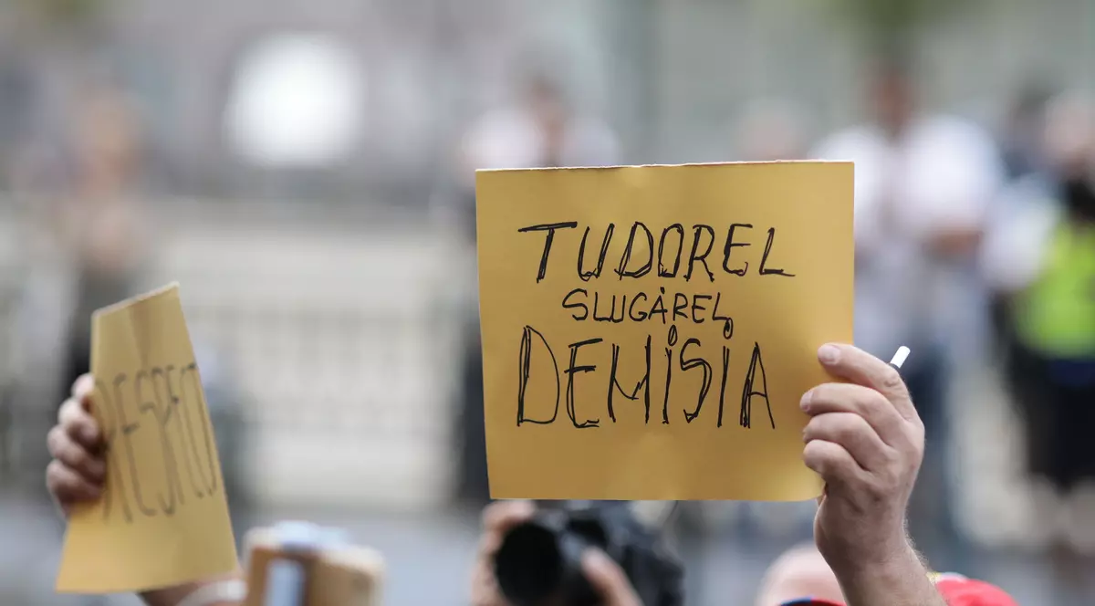 A doua zi de proteste în Piața Victoriei, după propunerea de revocare a procurorului general