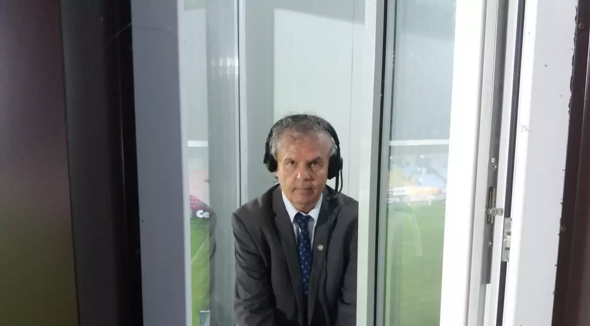 Incredibil cum arată cabina umilitoare din stadionul primarului Florentin Pandele în care și-a încheiat cariera freneticul comentator radio Ilie Dobre!