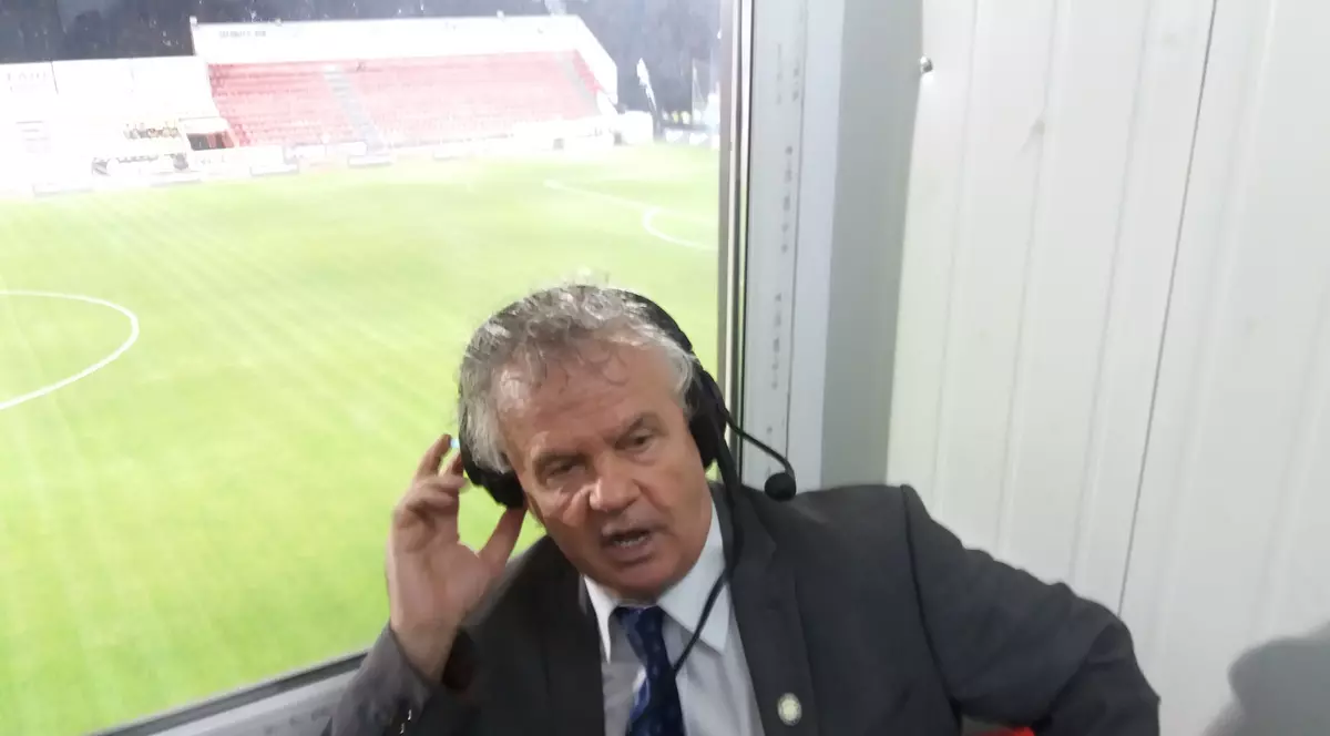 Ilie Dobre, în cabina de comentator al stadionului ”Anghel Iordănescu” din Voluntari, pregătindu-se pentru FSCB - Dunărea Călărași (2-0), ultimul meci relatat la Radio România Actualități