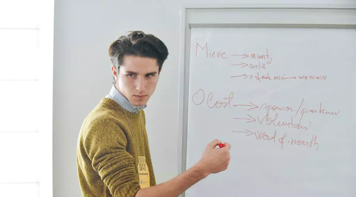 Rareș Manolache, tânărul de 19 ani care face afaceri în educație. Rareș, arătând ceva la tablă