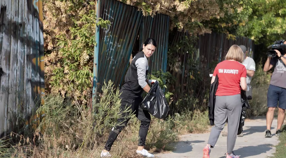 Cristina Neagu, la gunoi. Vedeta de la CSM București a adunat mizeria din Delta Văcărești / GALERIE FOTO