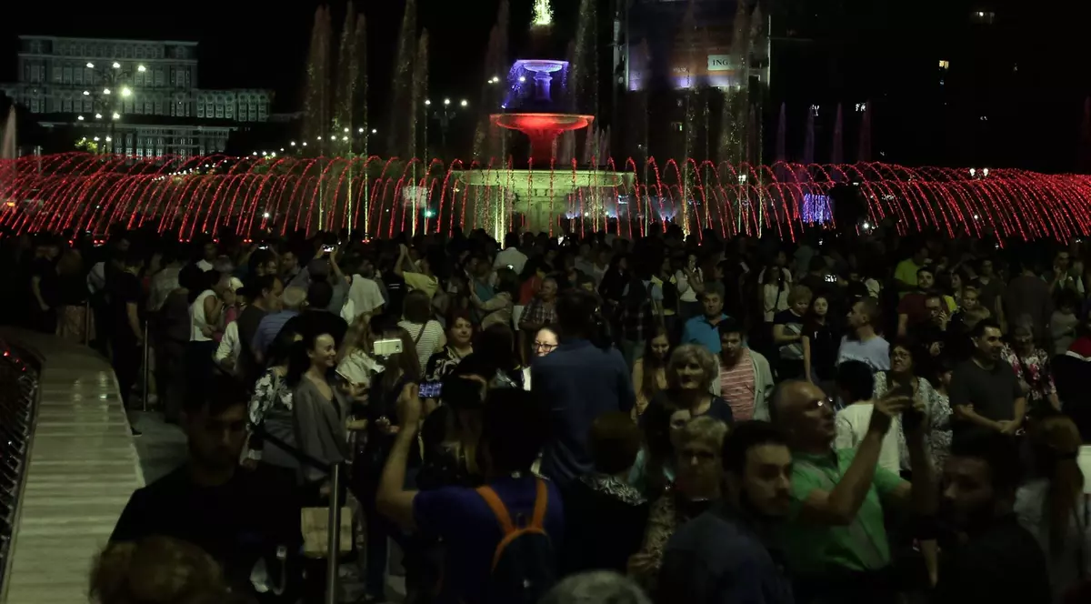 Gafa făcută de organizatori aseară la spectacolul inaugurării fântânilor arteziene de la Piața Unirii FOTO: Dumitru Angelescu