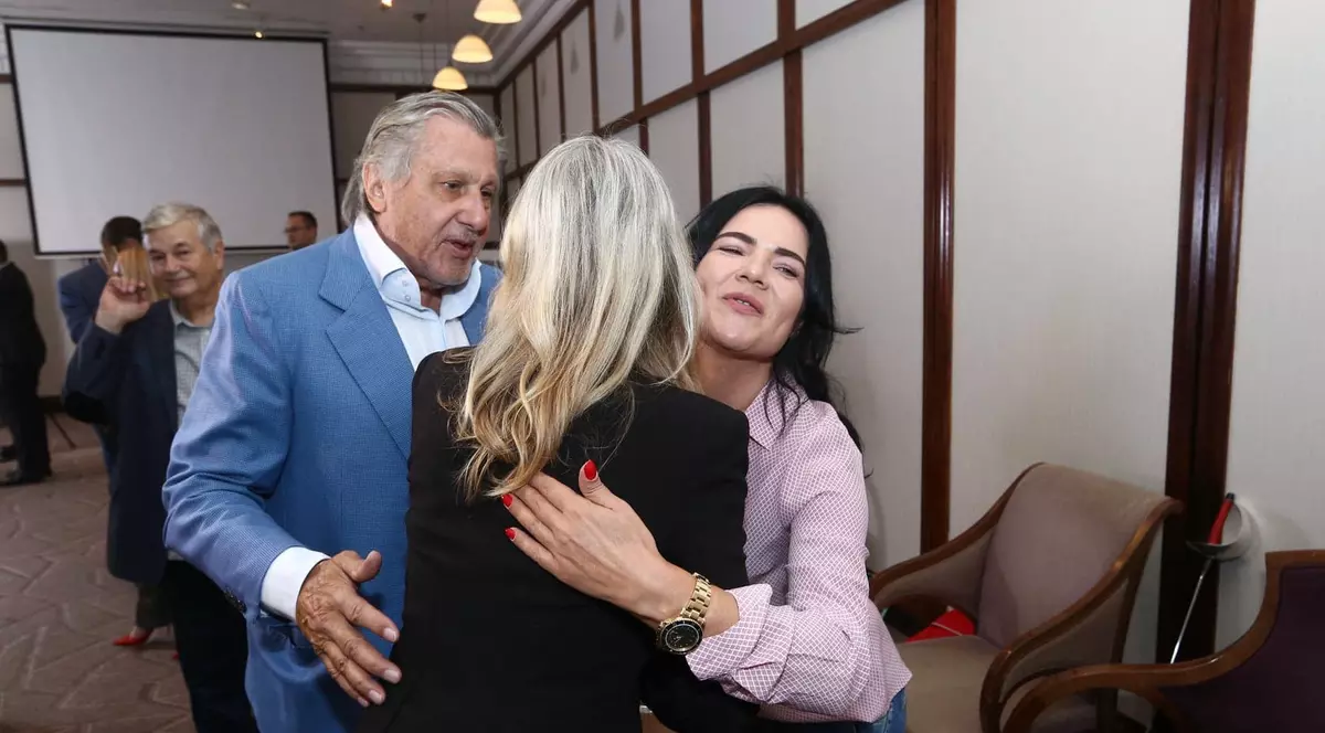 FOTO/ Ilie Năstase și-a scos în lume noua iubită. ”Nu-i mai faceți poze lu’ asta mică, că se sperie”