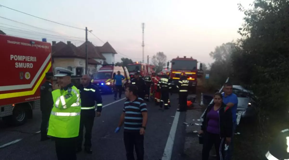 Trei mașini s-au ciocnit într-o localitate din Gorj. A fost activat planul roșu de intervenție
