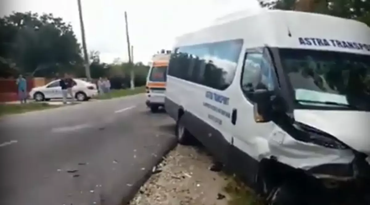 Impact între un microbuz și un autotren pe DN7