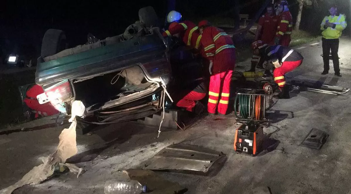 5 morți și 2 răniți, după două accidente rutiere în Suceava. Imagine cu mașina răsturnată