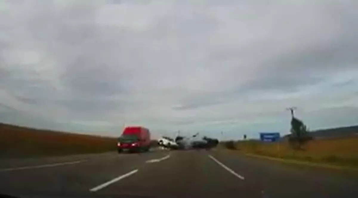 Imagini șocante! Accidentul din Vrancea, soldat cu patru morți, surprins de camera de la bordul unei mașini - VIDEO